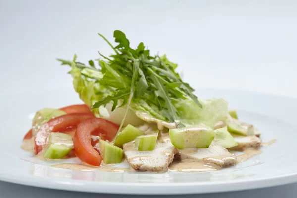 Вкусный салат с курицей — стоковое фото
