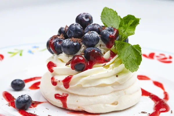 Tarta de merengue Pavlova con arándanos — Foto de Stock