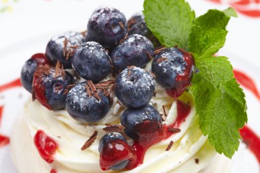 Yaban mersini ile beze pasta Pavlova