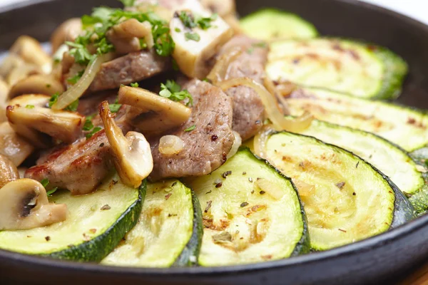 Grillezett hús zöldségekkel — Stock Fotó