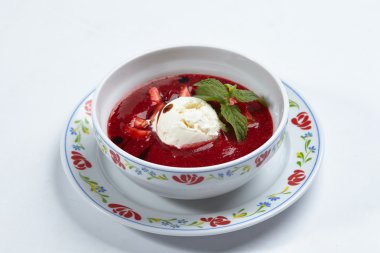 Dondurmalı çilek çorbası. 