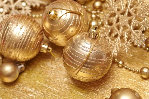 Новогодние золотые украшения — стоковое фото