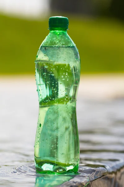 Agua en botella verde — Foto de Stock