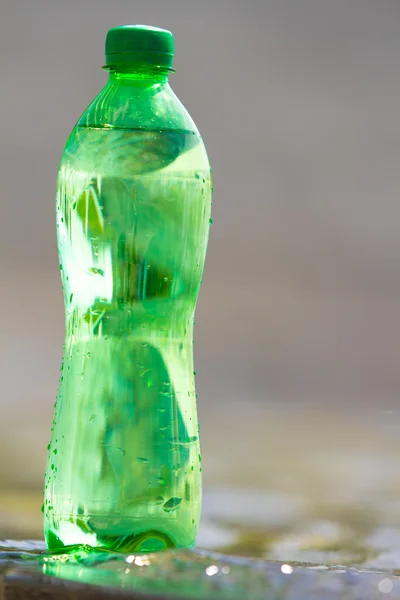 Eau en bouteille verte — Photo