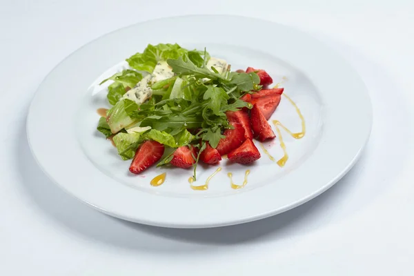 Salada com morangos em prato — Fotografia de Stock