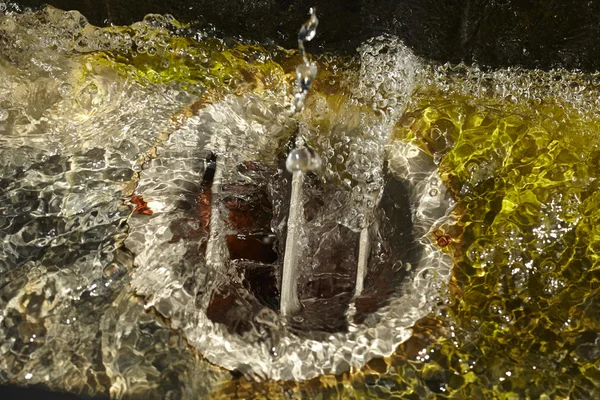 Fließendes Wasser Grauen Hintergrund Nahaufnahme — Stockfoto