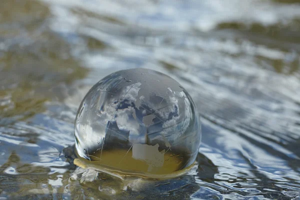 Glaskugel im Wasser — Stockfoto