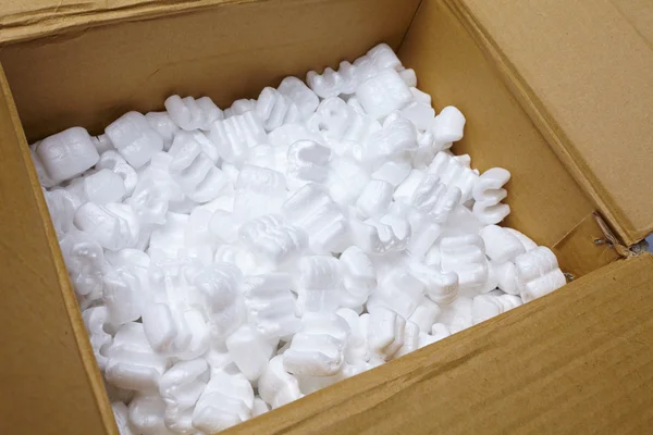 Caixa com enchimento de embalagem branca — Fotografia de Stock