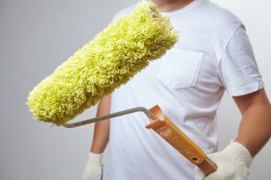 bezi ile çalışan adam