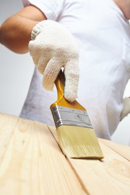 fırça ile çalışan adam