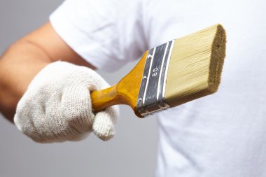 fırça ile çalışan adam