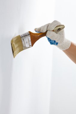 fırça ile çalışan adam