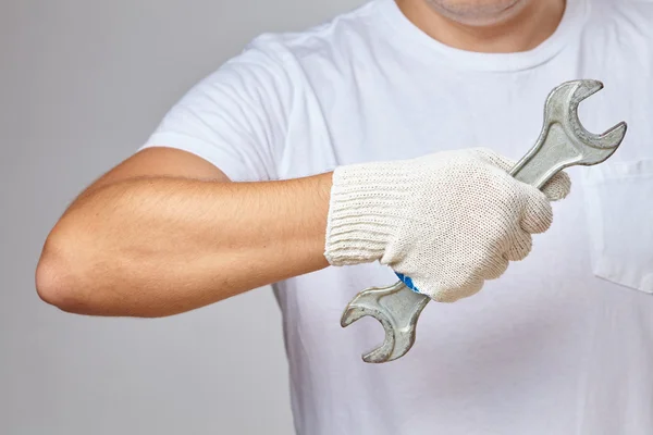 Hombre trabajando con herramienta — Foto de Stock