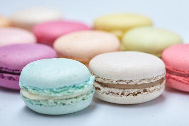İzole arka plan üzerinde renkli lezzetli macarons