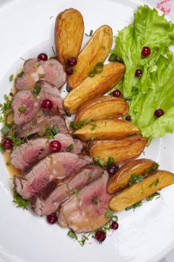 Kızarmış domuz eti ve patates.