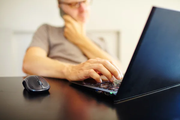 Man working on  laptop — Stock Photo, Image