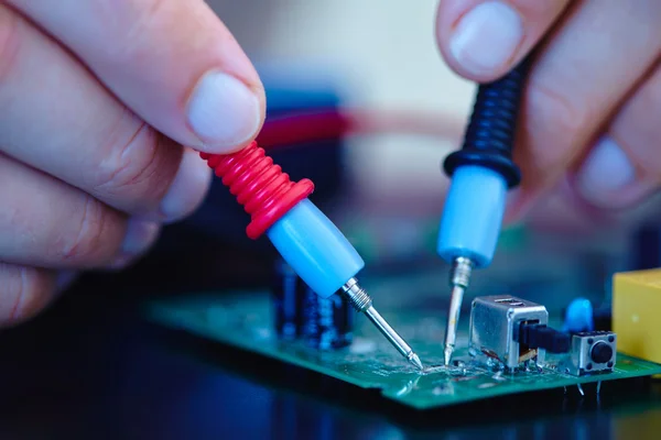 Homem chip eletrônico de reparação — Fotografia de Stock