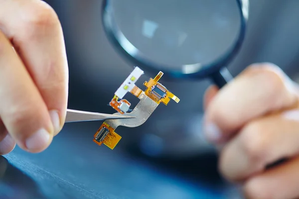 Mikrochip unter der Lupe — Stockfoto