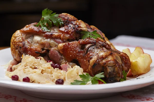 Fläsk knoge med potatis och kål — Stockfoto