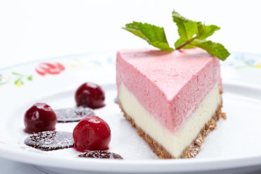 Cheesecake ile reçel ve kiraz