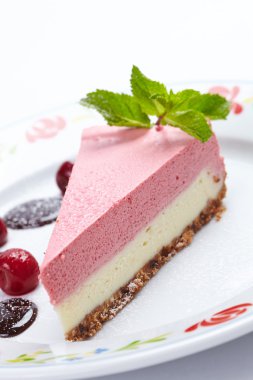 Cheesecake ile reçel ve kiraz