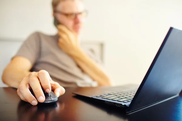 Man werkt met laptop — Stockfoto
