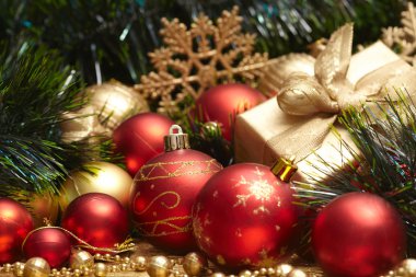 Altın ve kırmızı yılbaşı dekor