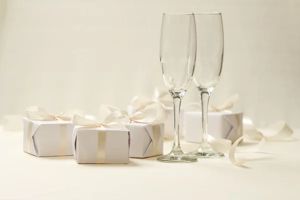 Witte geschenken met lege champagneglazen — Stockfoto