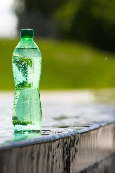 Eau dans la bouteille verte — Photo