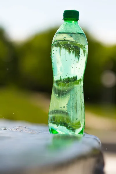 Água na garrafa verde — Fotografia de Stock