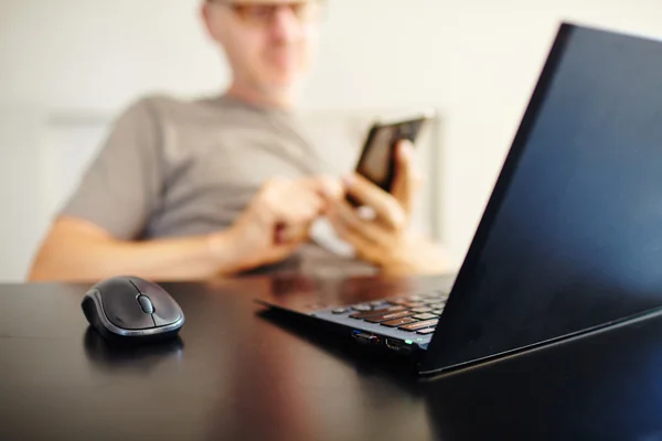 El hombre trabajando con el ordenador portátil — Foto de Stock