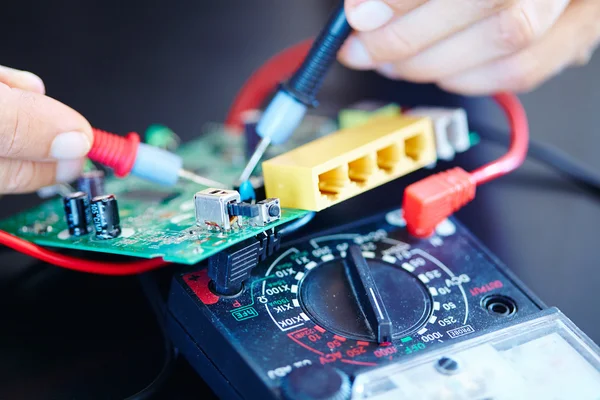 Hombre trabajando con un chip —  Fotos de Stock