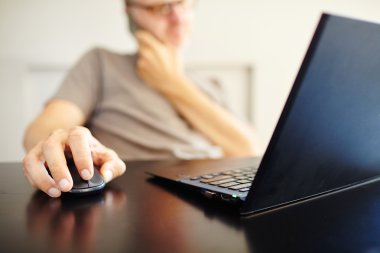 Dizüstü bilgisayarla çalışan adam