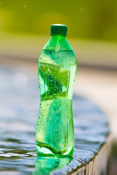Eau en bouteille verte — Photo