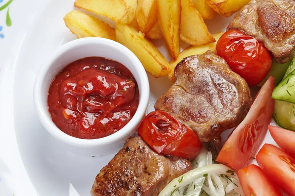 Kebab with vegetables and sauce — Stock Photo, Image