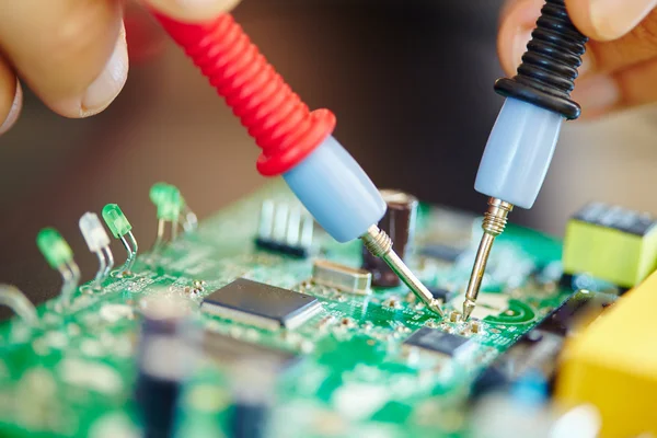 Uomo che lavora con un chip — Foto Stock