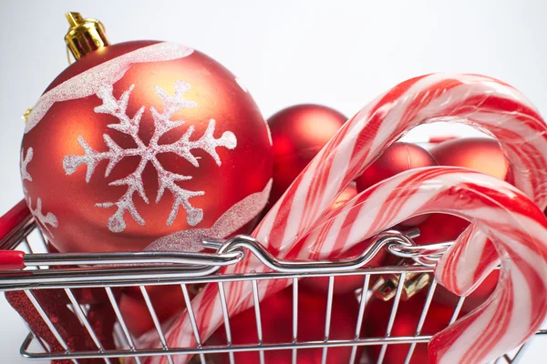 Karácsonyi labdák és édességek — Stock Fotó