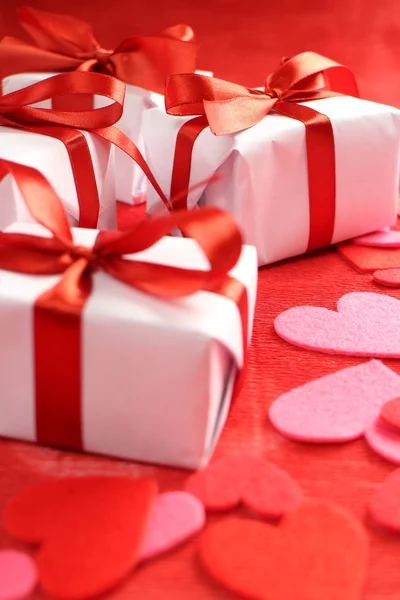 Geschenke mit roten Bändern — Stockfoto