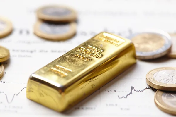 Monete in euro con lingotto d'oro — Foto Stock