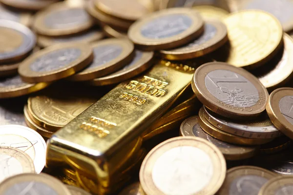 Euromünzen mit Goldbarren — Stockfoto