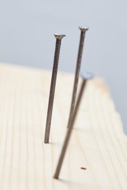 ahşap panel üzerinde çivi