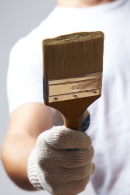 fırça ile çalışan adam