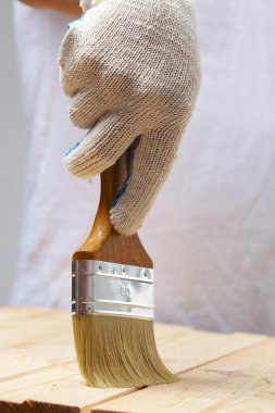 fırça ile çalışan adam