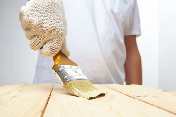 Hombre trabajando con cepillo — Foto de Stock