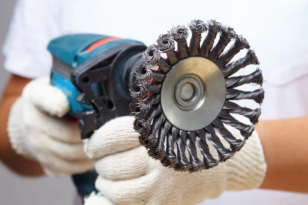 Man aan het werk met grinder machine — Stockfoto