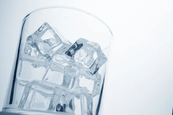 Vidro com cubos de gelo — Fotografia de Stock