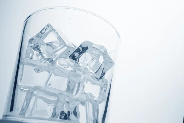 Glas mit Eiswürfeln — Stockfoto