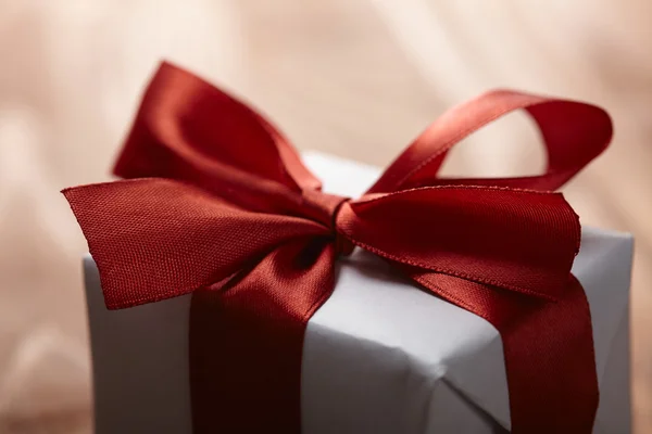 Geschenkbox mit roter Schleife — Stockfoto