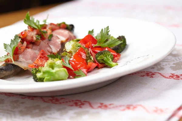 Fisch im Speck mit Salat — Stockfoto