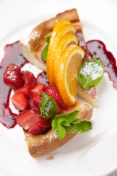 Cheesecake with fruits and jam — Stock Photo, Image